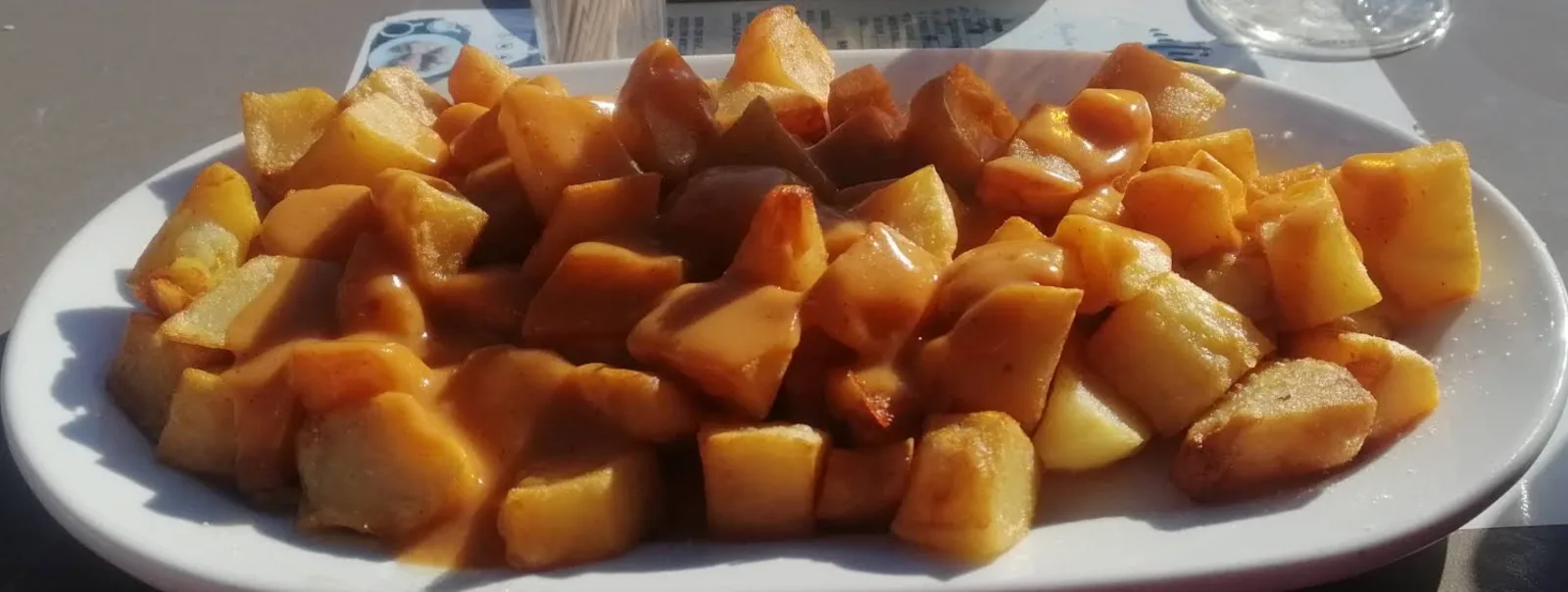 Foto de las bravas: La penúltima bar de tapas