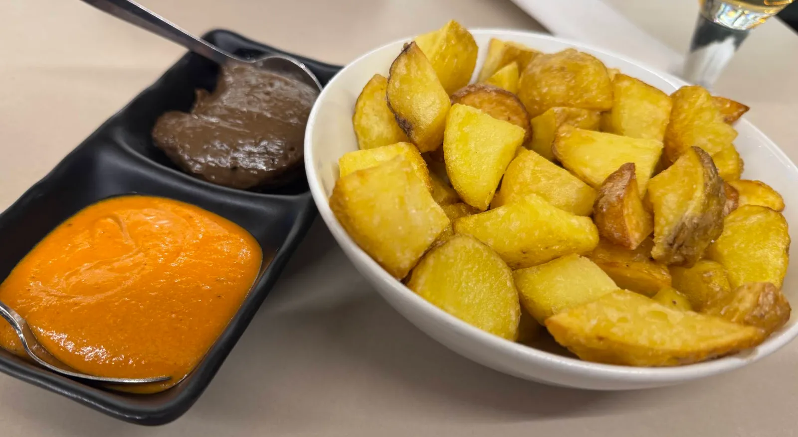 Foto de las bravas: Gastro Bar Sastrería